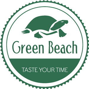 logo green beach verde su sfondo bianco. Una tartaruga con scritto "green beach - taste your time"