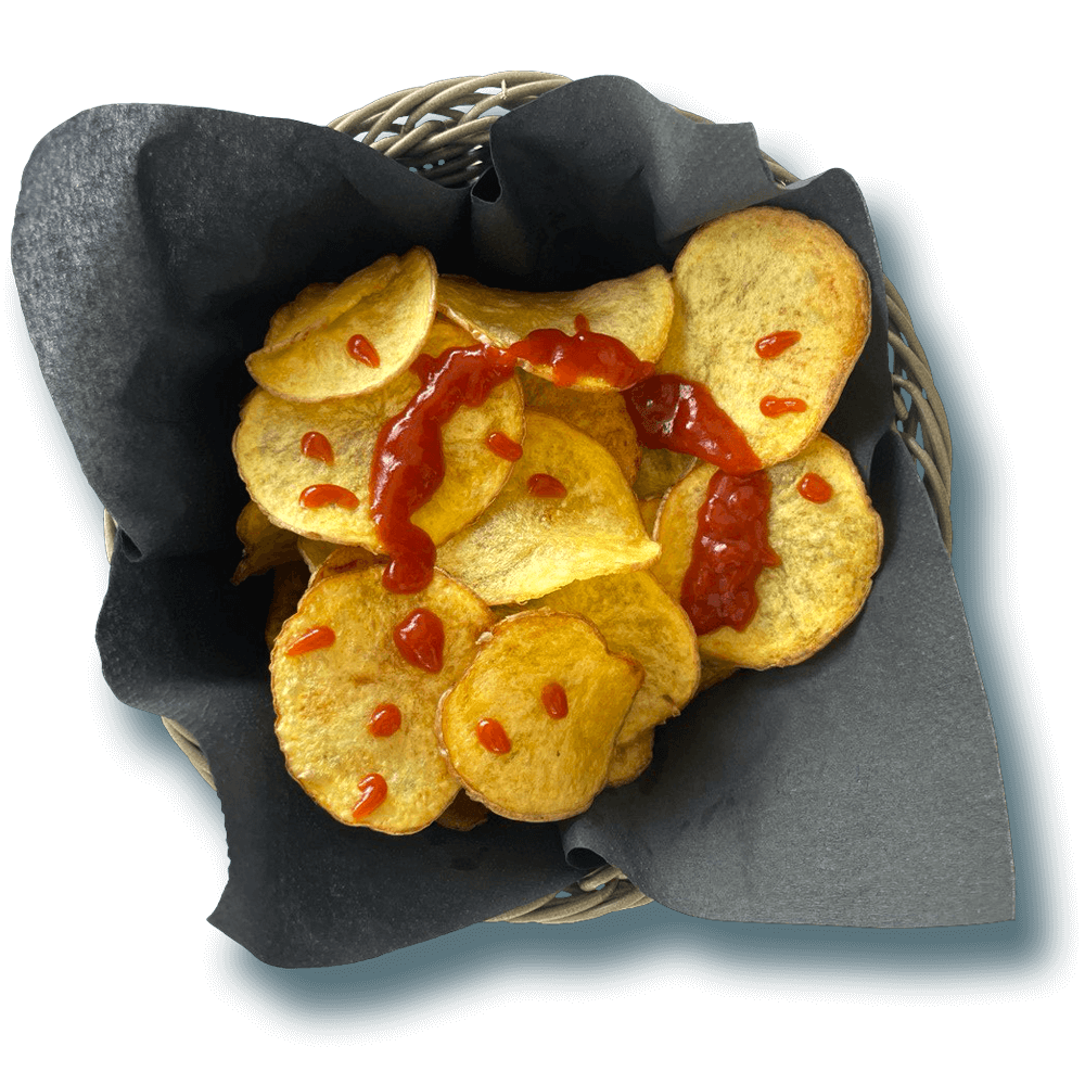 un cestino di chips con sopra qualche goccia di ketchup